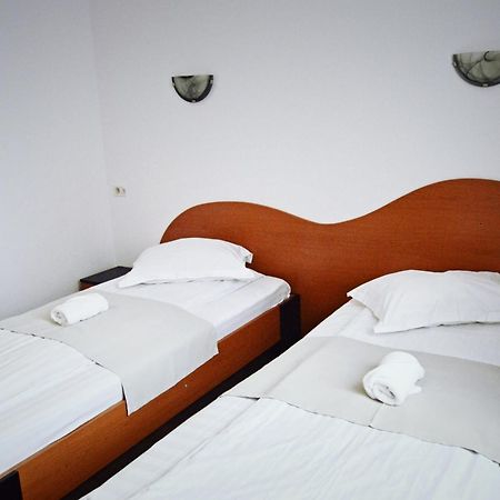 Pension Delia Gardens Тимишоара Экстерьер фото