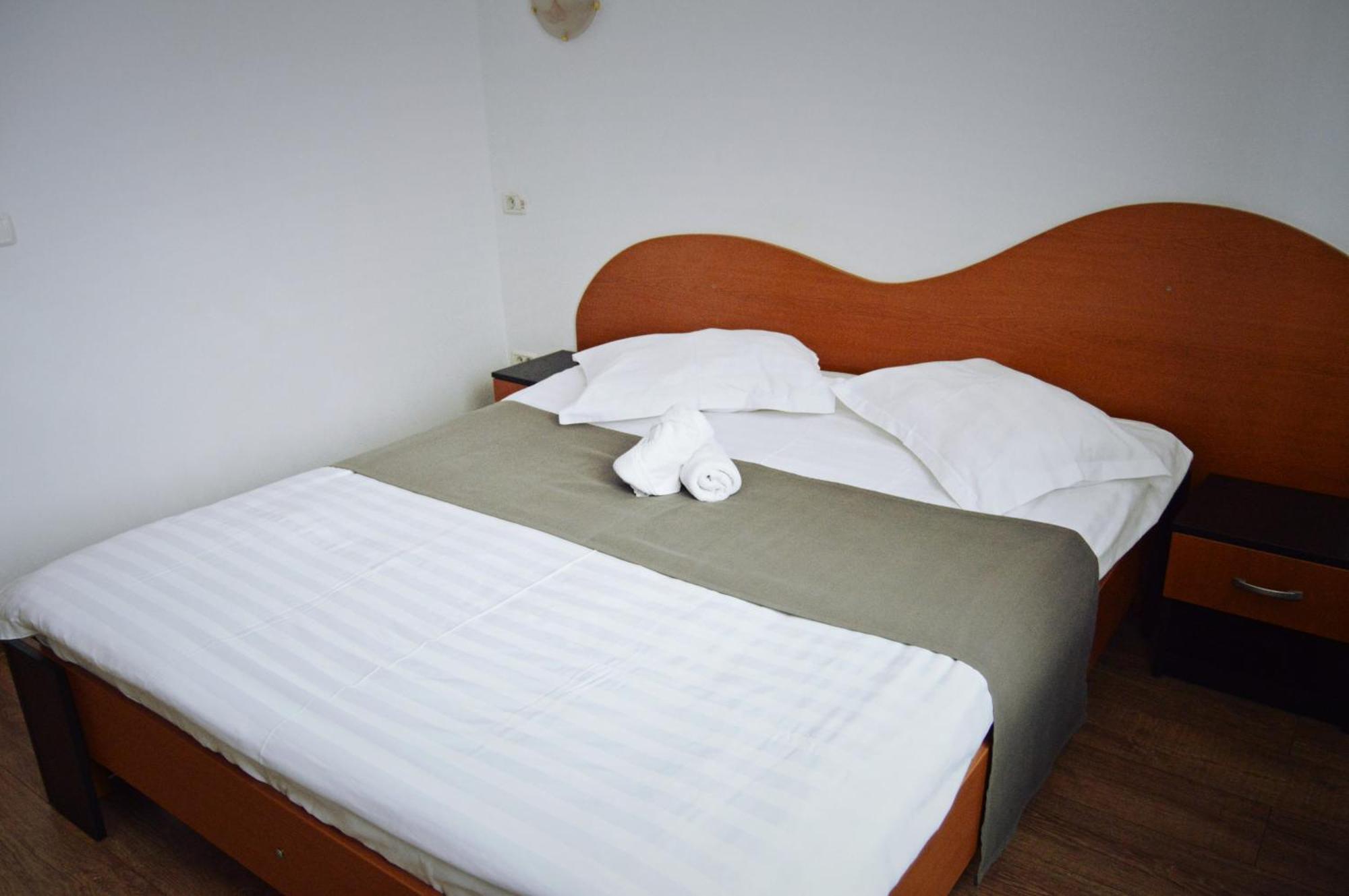 Pension Delia Gardens Тимишоара Экстерьер фото