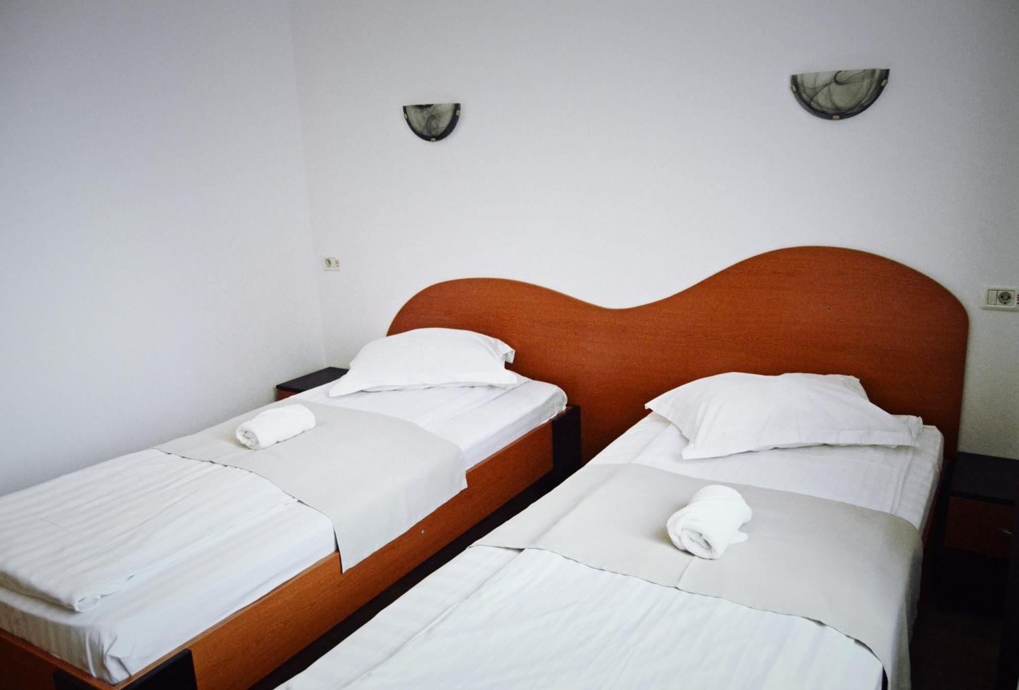 Pension Delia Gardens Тимишоара Экстерьер фото