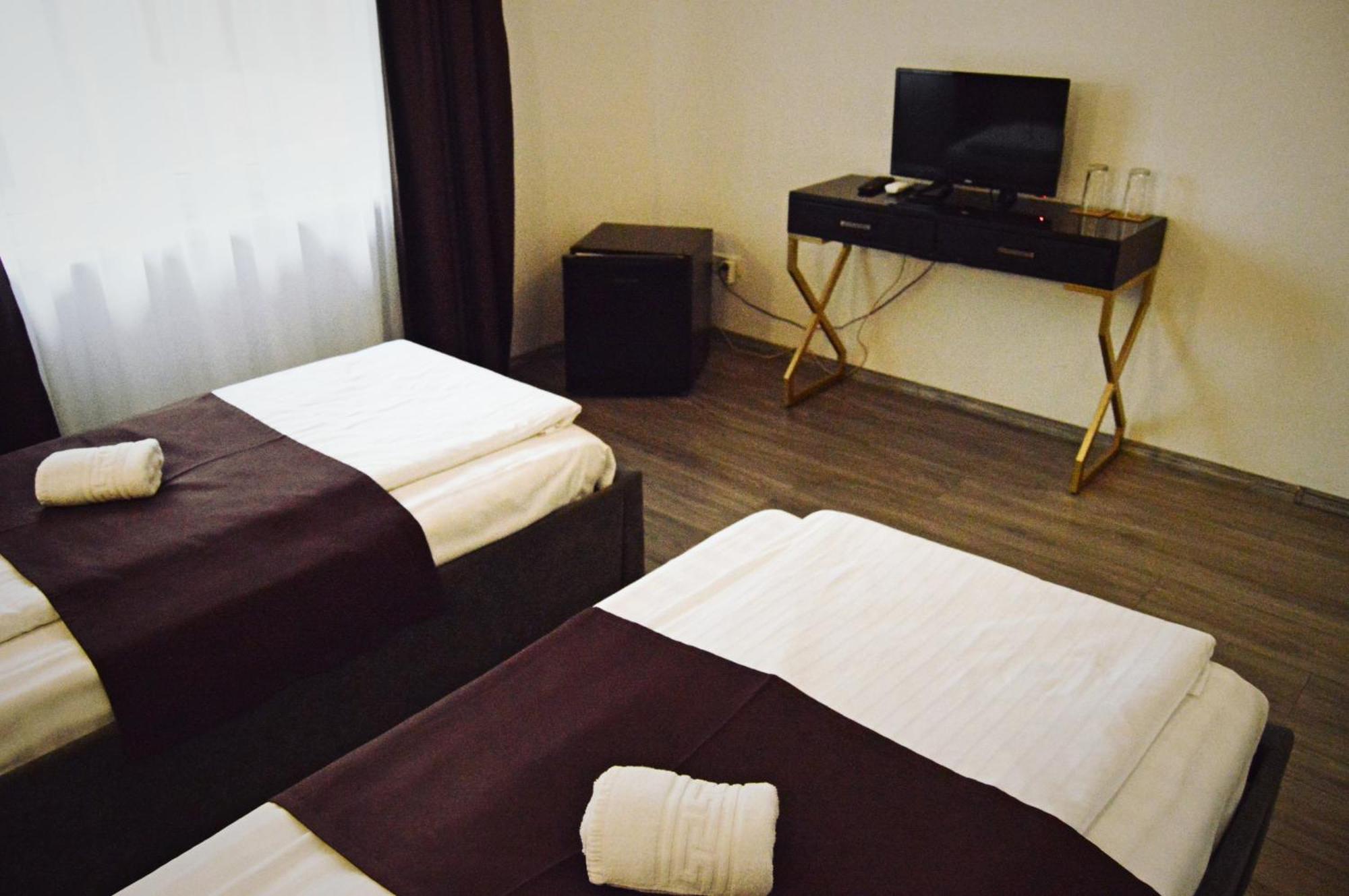 Pension Delia Gardens Тимишоара Экстерьер фото